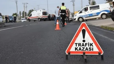 Otomobil ile Kamyonet Çarpıştı: 3 Yaralı